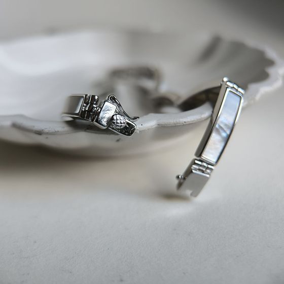 Silver bracelet with mother-of-pearl