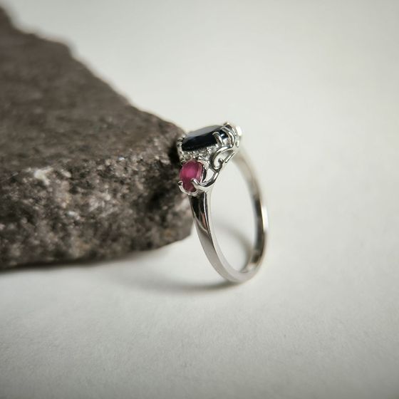 Серебряное кольцо с сапфиром 2.135ct, рубином, фианитами