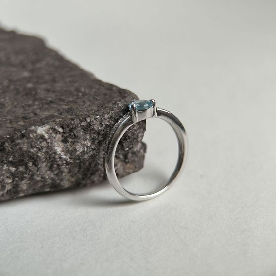 Срібна каблучка з топазом 0.749ct, фіанітами