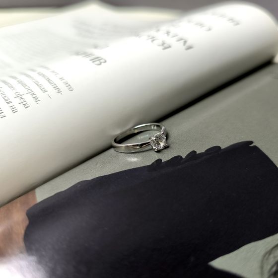 Срібна каблучка з фіанітами