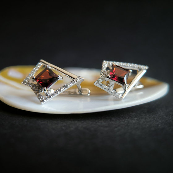 Срібні сережки з гранатом 3,399 карата