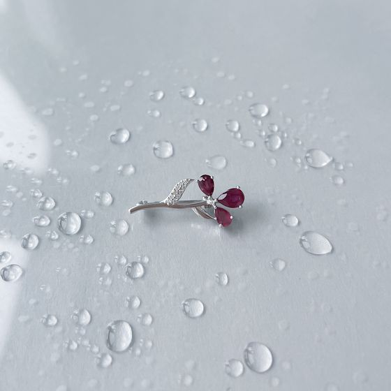 Серебряная брошка с рубином 2.315ct