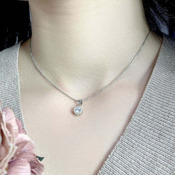 Silver pendant with phianites