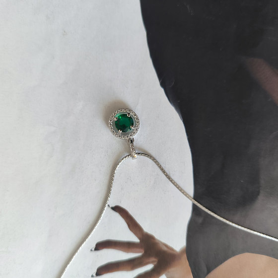 Silver pendant with 0.9ct nano emerald