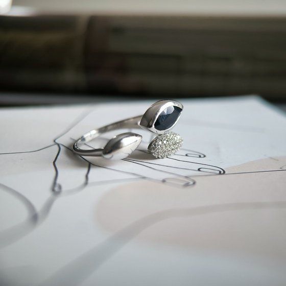 Silver ring with 1.73ct sapphire and cubic zirconia
