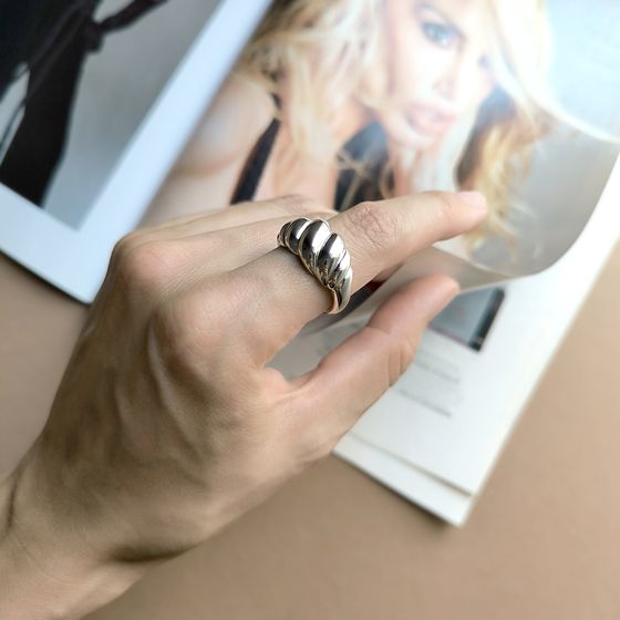 Срібна каблучка без каменів