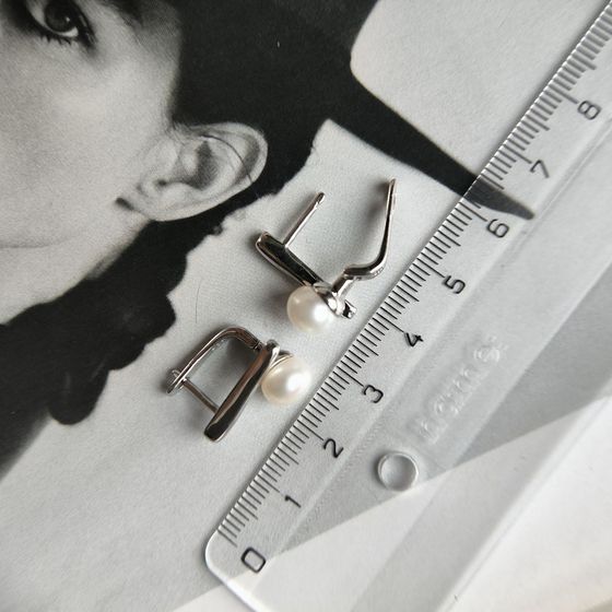 Silver earrings with pearls