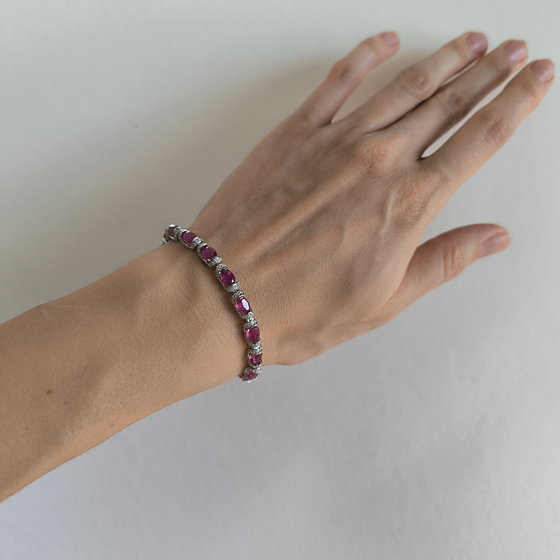 Silver bracelet with a 13.66ct ruby