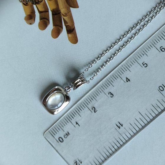 Silver necklace with mother-of-pearl