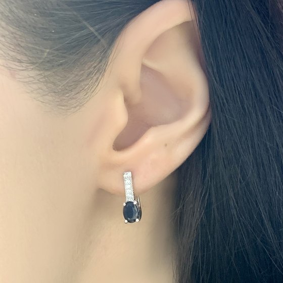 Silver earrings with a 1.188-carat sapphire