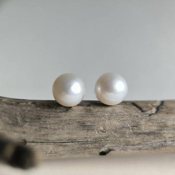 Silver earrings with pearls