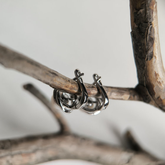 Silver earrings with pearls