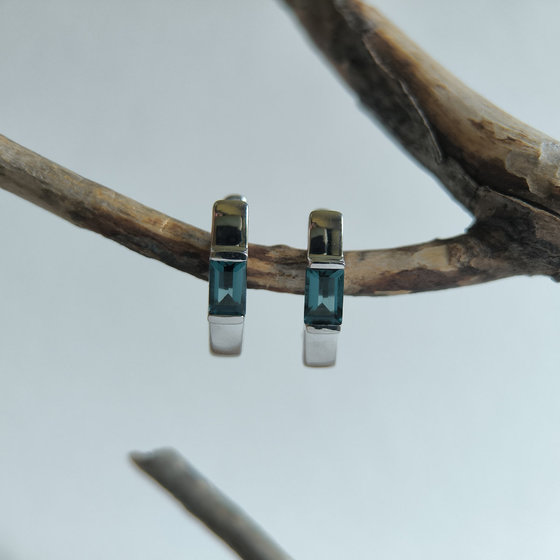Серебряные серьги с топазом Лондон Блю 1.085ct