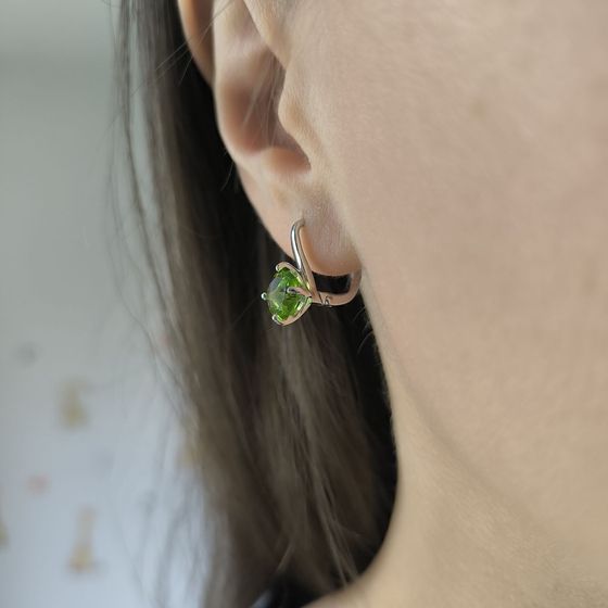 Silver earrings with chrysolite