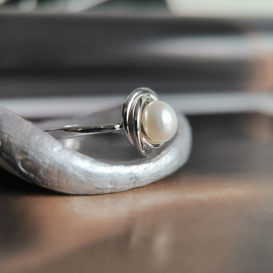 Silver ring with pearl
