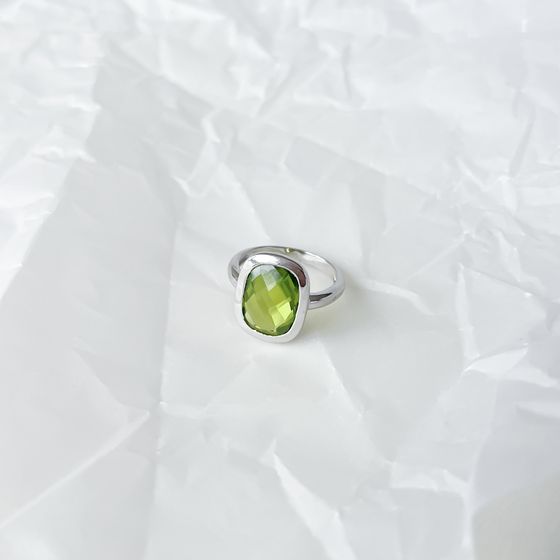 Silver ring with a 6.933-carat chrysolite