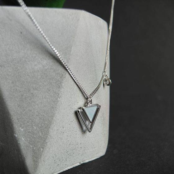 Silver necklace with mother-of-pearl