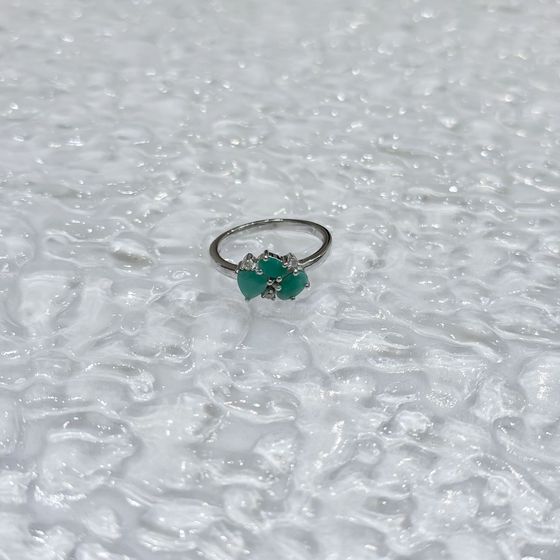 Срібна каблучка зі смарагдом, фіанітами