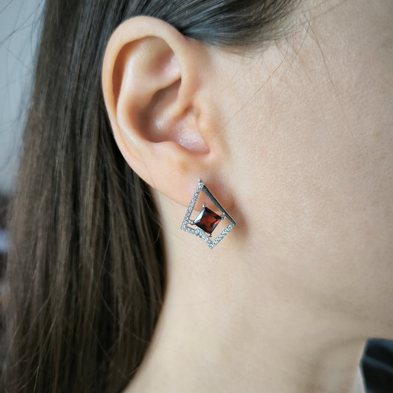 Срібні сережки з гранатом 3,399 карата