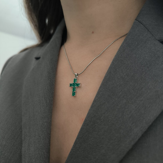 Silver cross with agate, 1.267 ct