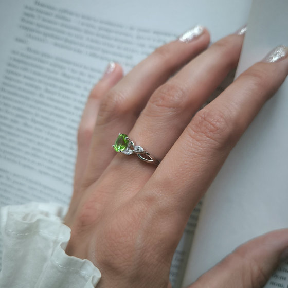 Silver ring with a 1.573-carat chrysolite and cubic zirconia