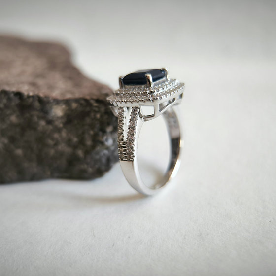 Срібне кільце з сапфіром 3.256ct, фіанітами