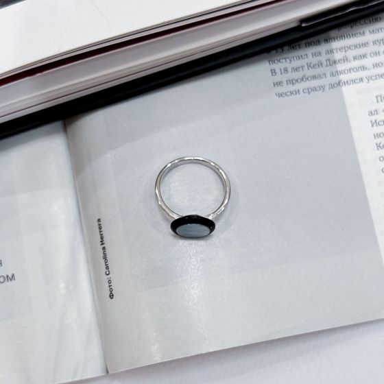 Серебряное кольцо с ониксом, перламутром