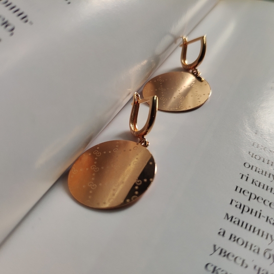 Gold earrings without stones