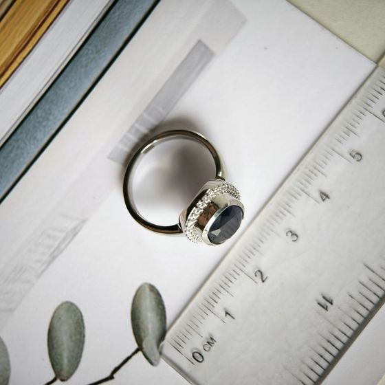 Серебряное кольцо с сапфиром 5.835ct, фианитами