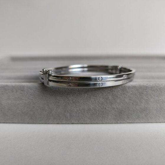 Silver bracelet without stones