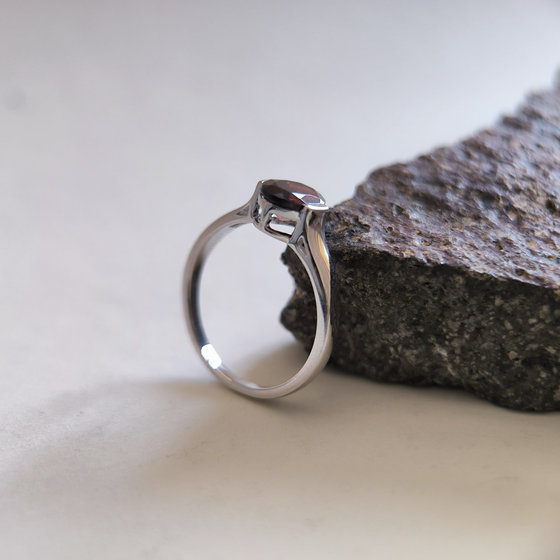 Срібне кільце з гранатом 1,35 карата