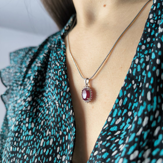 Срібна підвіска з рубіном 3,92 карата, фіанітами