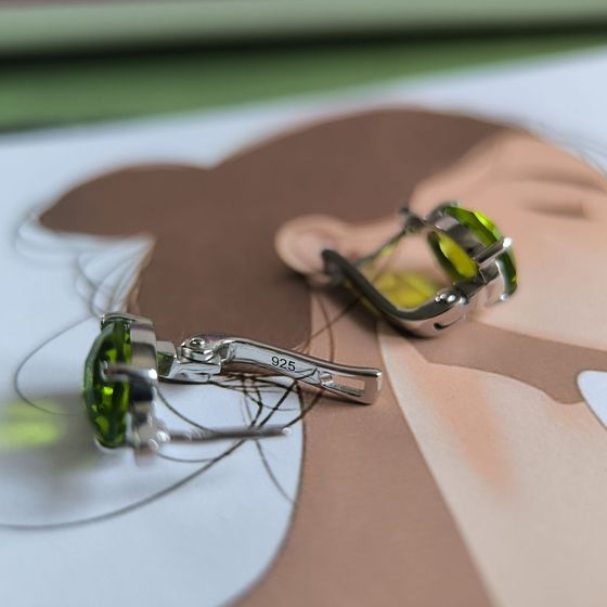 Срібні сережки з хризолітом