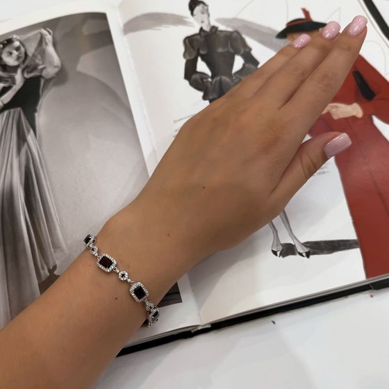 Silver bracelet with a 10.6-carat garnet