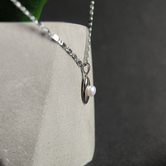 Silver pendant with pearls