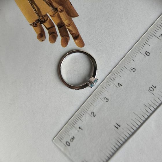 Срібна каблучка з топазом 0.749ct, фіанітами