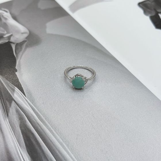 Silver ring with a 1.708-carat emerald