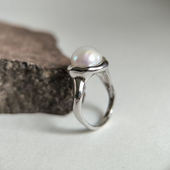 Серебряное кольцо с жемчугом барочным