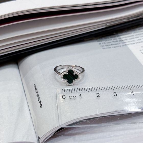 Срібна каблучка з малахітом, фіанітами