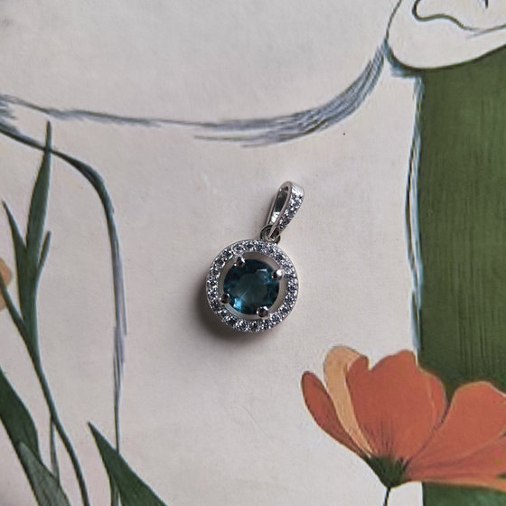 Серебряная подвеска с топазом Лондон Блю 0.917ct, фианитами