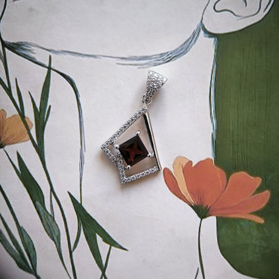 Silver pendant with garnet 1.701ct