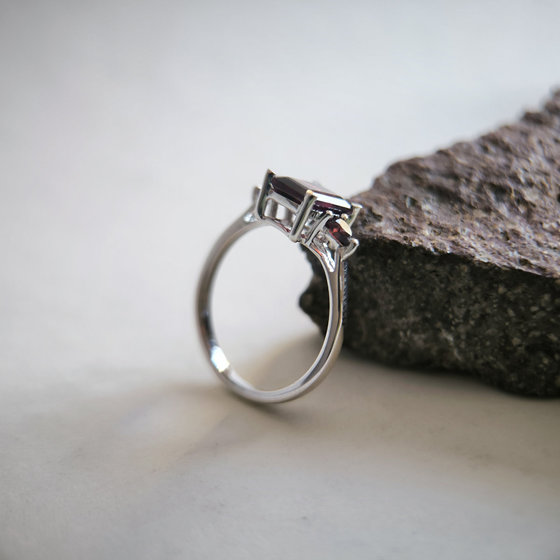 Срібне кільце з гранатом 2,425 карата