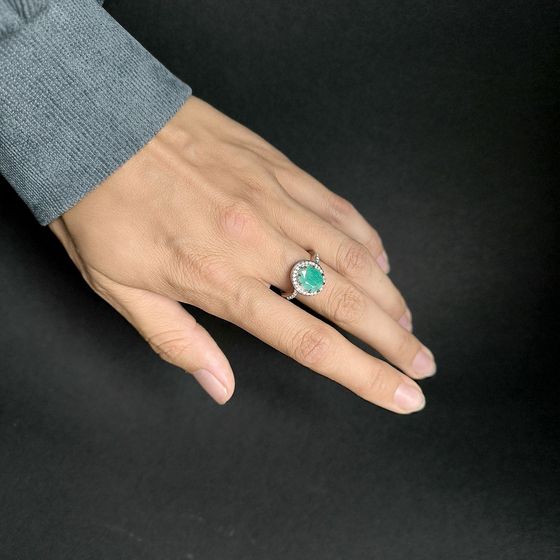 Sterling silver ring with emerald 3.14ct, phianites