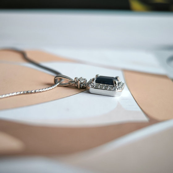 Срібна підвіска з сапфіром 5,58 карата, фіанітами