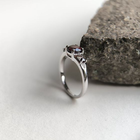 Серебряное кольцо с гранатом 1.075ct