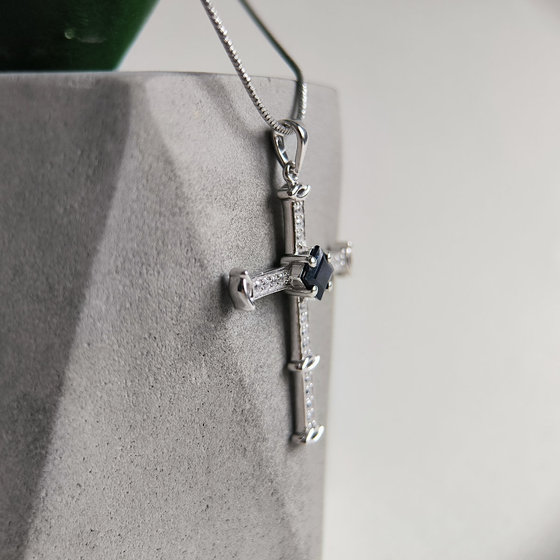 Срібний хрестик з сапфіром 1,334 карата, фіанітами