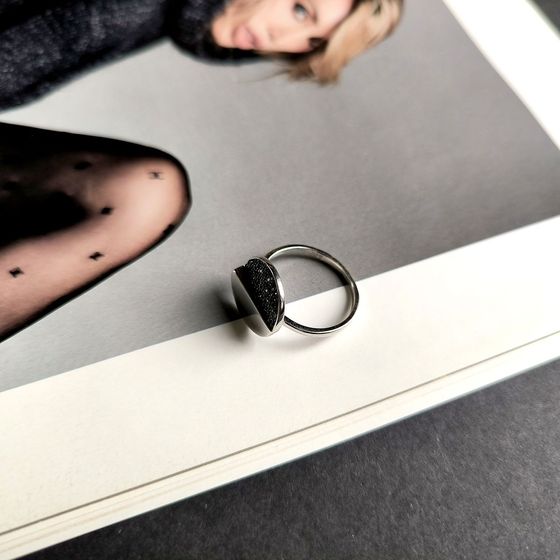 Срібна каблучка з фіанітами