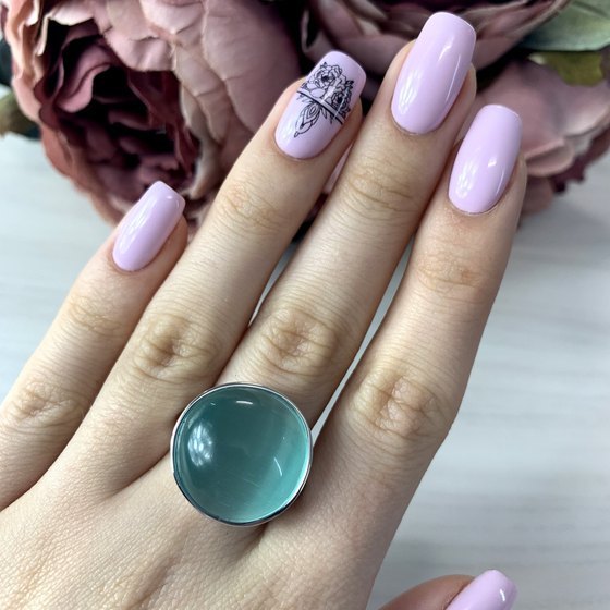 Silver ring with a cat's eye stone (18.469 carats)