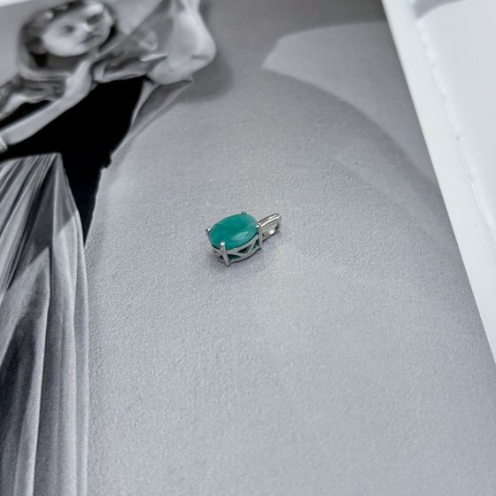 Silver pendant with a 2.357-carat emerald