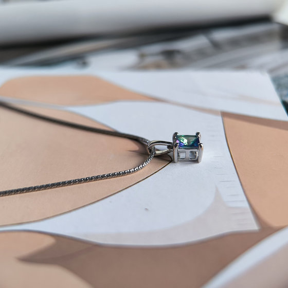 Срібна підвіска з містичним топазом 0,5 карата